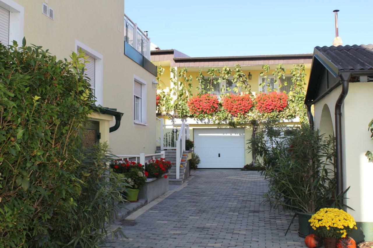 Peterhof Guest house Moerbisch Am See